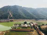 Vue sur le lac depuis le palais, manque d'eau, pourtant après la saison des pluies - Amber Palace - Rajasthan - Inde