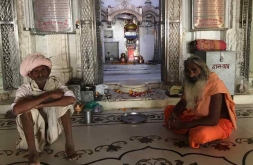 Holy Man et Homme à turban en grande discussion - Narlai - Rajasthan - Inde