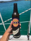 Première bière de Nouvelle Zélande - Pas mauvaise - Bay of Island en voilier - Nouvelle Zélande